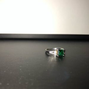 Size 8 emerald stone ring